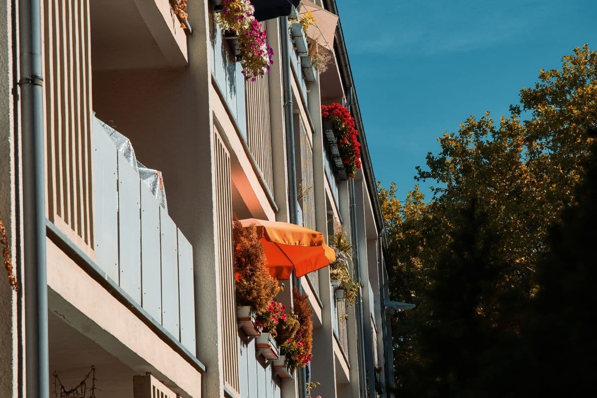 Mehrfamilienhaus mit Balkonen – Zusammenleben, Hausordnung und Ruhezeiten