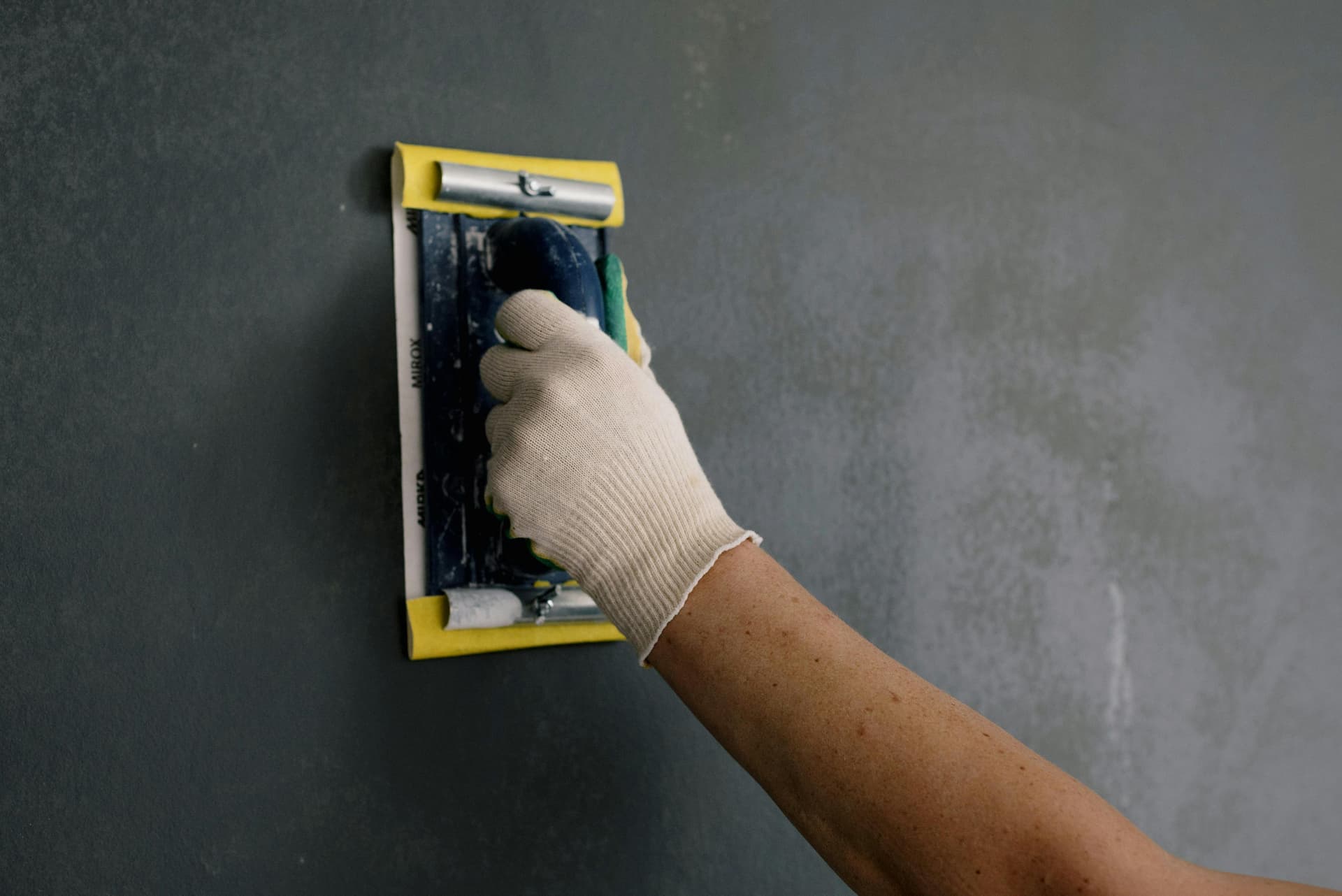 Handwerker bei Reparaturarbeiten in einer Mietwohnung