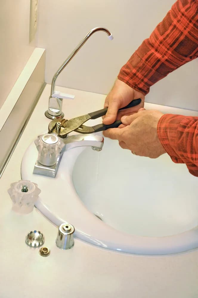 Tropfender Wasserhahn – typisches Beispiel für eine Kleinreparatur im Mietvertrag