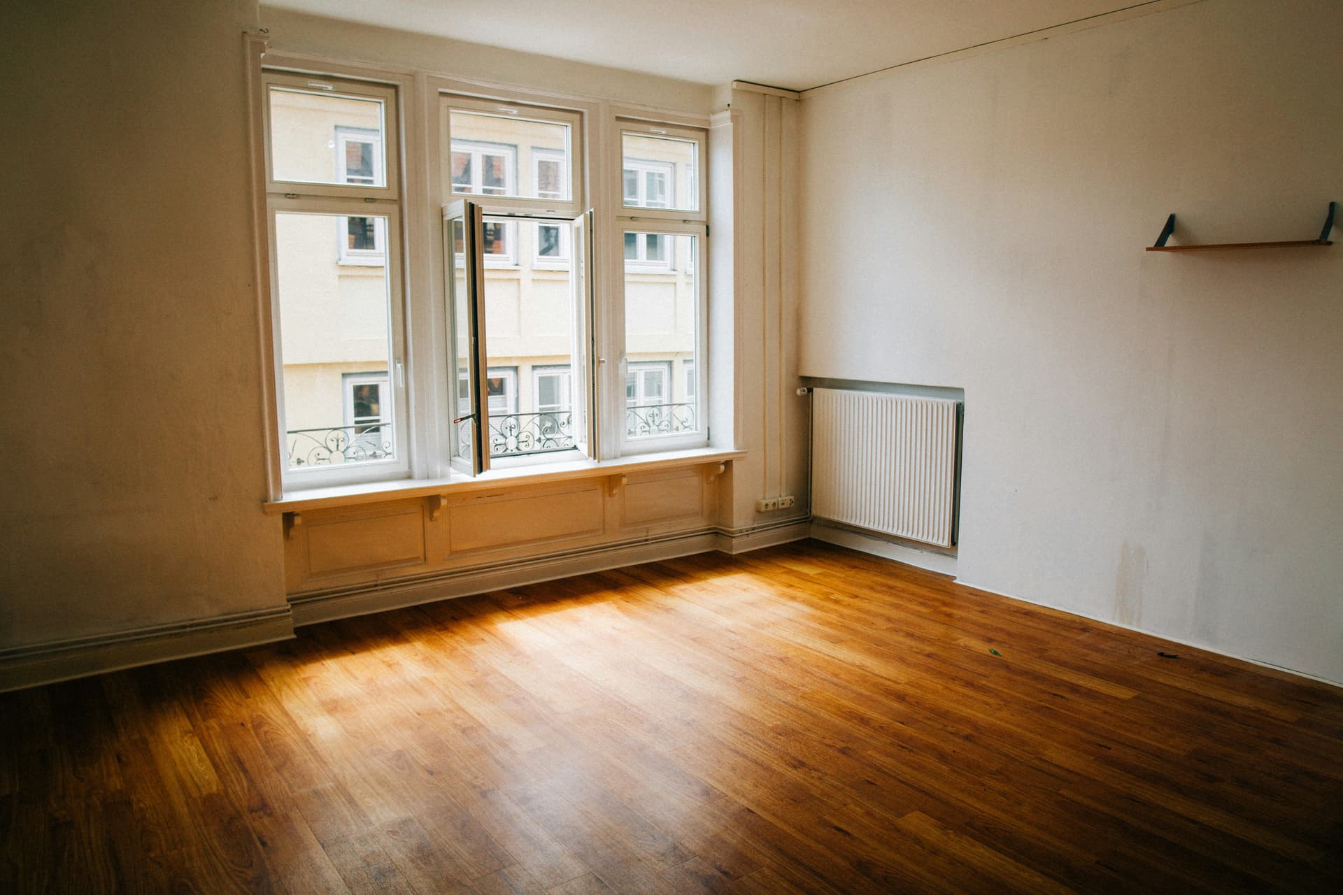Leere Altbauwohnung bei Auszug – Parkett und weiße Wände